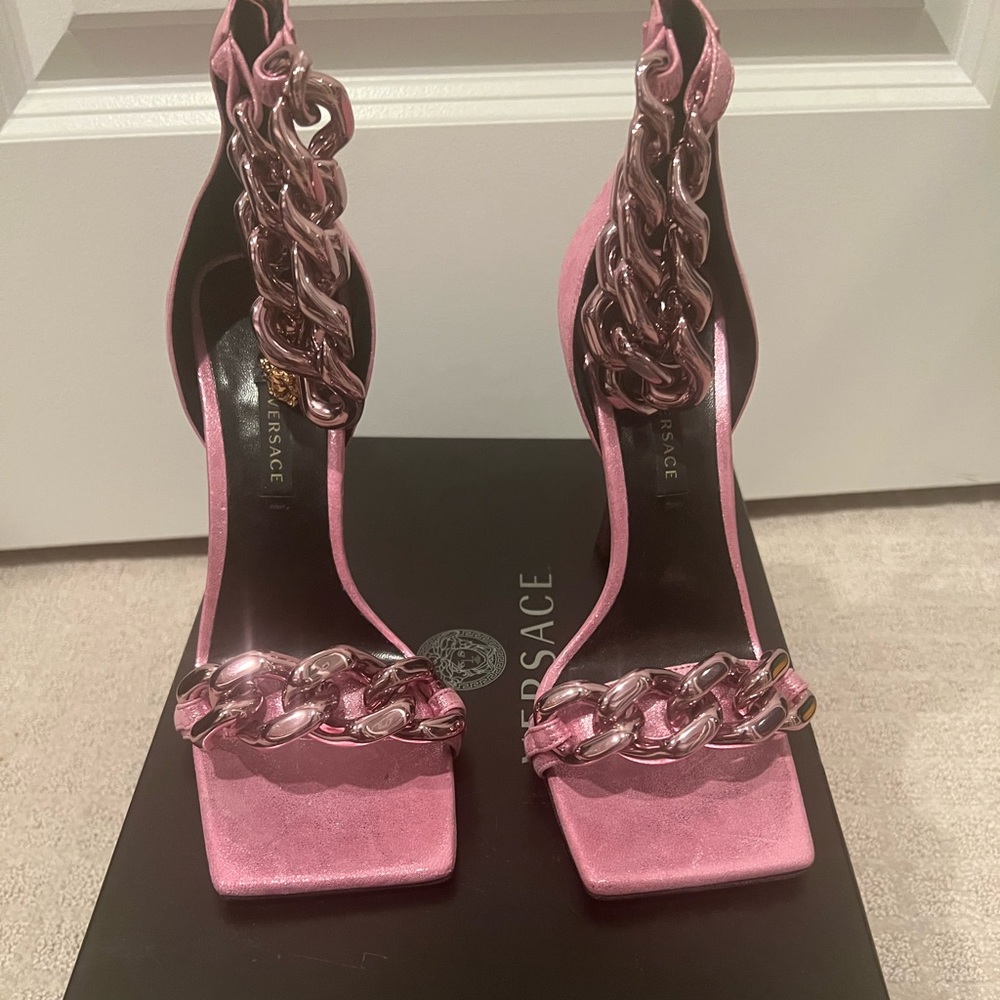 Versace Stylish Heels Worn Once comes with box and dust bags 💕